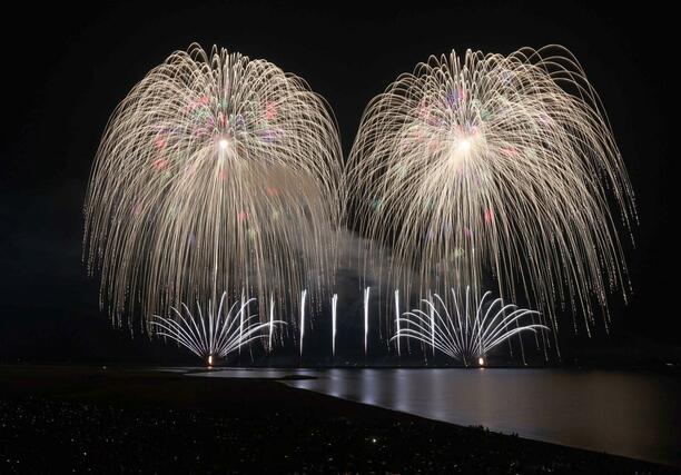 迫力満点の花火が夜空や海上を彩った「海の大花火大会」＝２６日、柏崎市