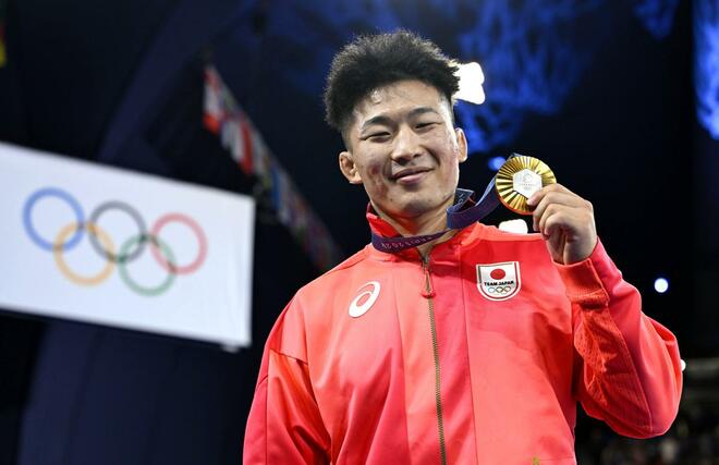 男子グレコローマン７７キロ級で金メダルを獲得した日下尚＝パリ（共同）