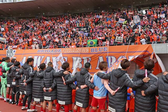 試合終了後、選手とともに勝利を喜ぶサポーター=ビッグスワン