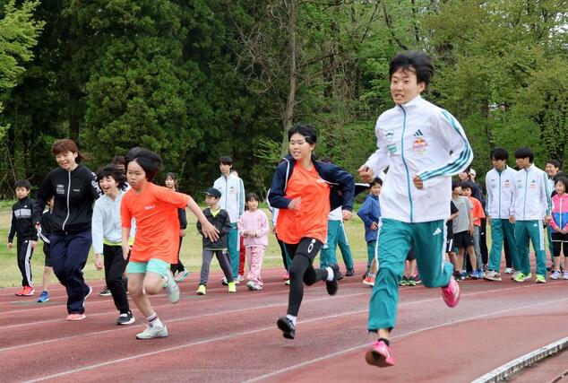 青学の駅伝メンバーらによるランニング教室＝４日、妙高市関川