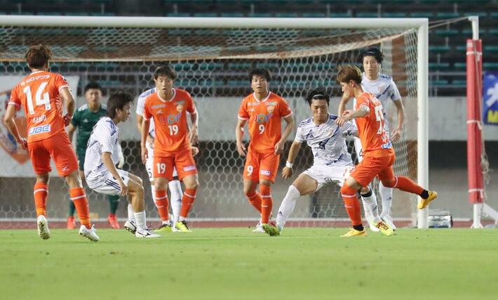JSC-山口 前半、粘り強く守るJSCの選手ら=みらスタ
