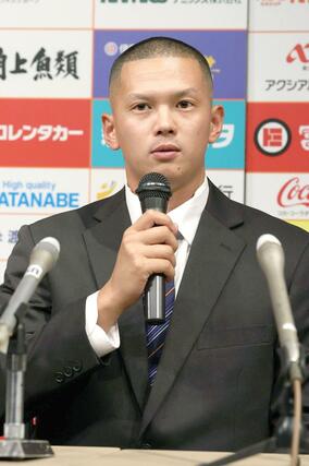 阪神からドラフト５位で指名され、会見するオイシックスの能登嵩都投手＝新潟日報メディアシップ