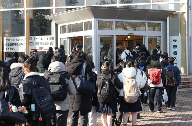 大学入学共通テスト初日を迎え続々と試験会場に入る受験生＝１７日、新潟市西区の新潟大五十嵐キャンパス
