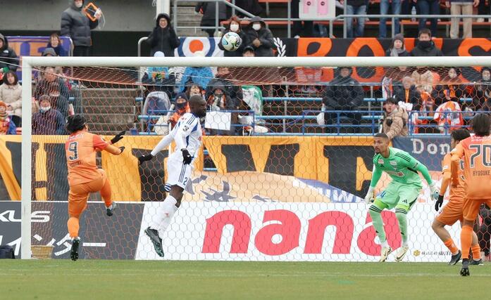 頭で跳ね返す新潟のＤＦジェイソン・ゲリア＝松山市