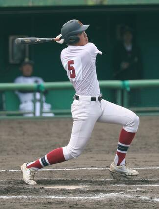 柏崎工－小出　３回柏崎工　１死　佐々木大哉が三塁打を放つ＝２８日、長岡市悠久山球場