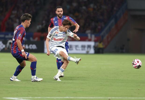 ＦＣ東京ー新潟　後半、ＦＷ長谷川元希がゴールを狙う＝国立競技場