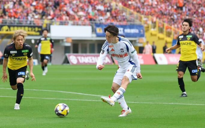 後半、シュートを放つMF奥村仁=三協フロンテア