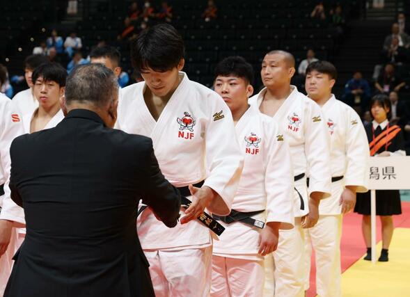 成年男子柔道準々決勝　５位入賞を果たし、賞状を受け取る新潟