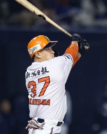 オイシックス－ヤクルト　５回オイシックス１死満塁、中山翔太がタイムリーを放ち２－０