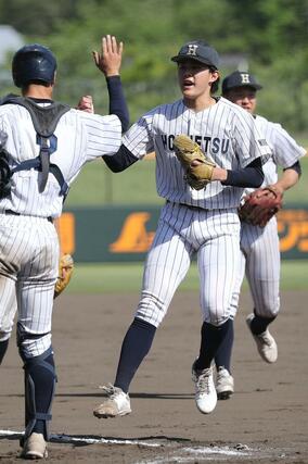 新潟商-北越 試合終了後チームメイトと勝利を喜ぶ北越の渡邉樹希(中央)=三条パール金属スタジアム