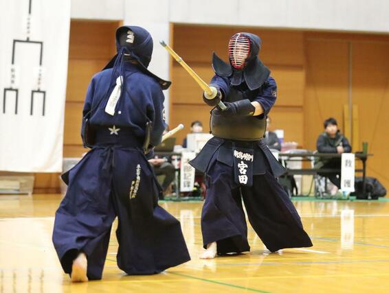 男子団体決勝　新潟明訓－東京学館　攻め手をうかがう新潟明訓の大将宮田一平＝新潟市亀田総合体育館