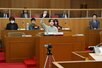 町議会議場で質問席に立ち発言する上川小学校児童ら＝阿賀町役場