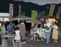 飲食店など１０店が出店し、多くの来場客でにぎわった中里ホタルの夕べ＝湯沢町土樽