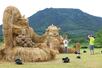 稲わらでつくったアートが並ぶ「わらアートまつり」=31日、新潟市西蒲区の上堰潟公園