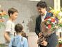 花束を受け取る古野慧選手＝上越市