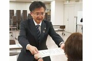 ［見附市長選挙2025］無投票再選の稲田亮さんに当選証書「市民のための施策を実行」