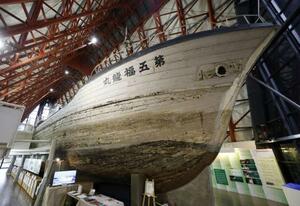 　東京都立第五福竜丸展示館に展示されている船体＝２０２４年２月、東京都江東区