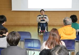 障害のある人が活躍できる社会について語る上原大祐さん=新潟市江南区泉町3
