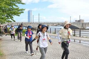 「健活ウオークin新潟」でやすらぎ堤を元気に歩く参加者=新潟市中央区