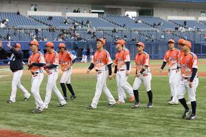 ＤｅＮＡに敗れ、肩を落とすオイシックスの選手たち＝３月２８日、エコスタ