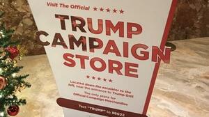 トランプタワーの中にあるトランプグッズショップの入り口案内板(2019年撮影、米ニューヨーク)
