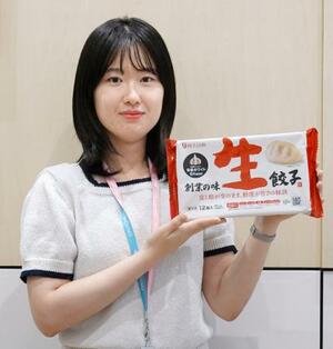 「創業の味 生餃子」を開発した餃子計画の李成熙さん。「お客さんの反応がうれしい」と話す=東京都港区