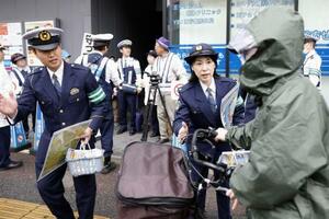 自転車の青切符制度が始まり、交通ルールを指導する警察官=1日午前、東京都北区