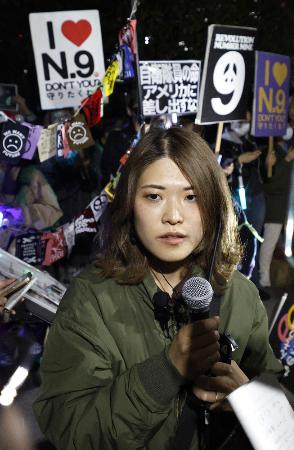 国会前での改憲反対集会に参加した元SEALDsで弁護士の久道瑛未さん(中央)=4月