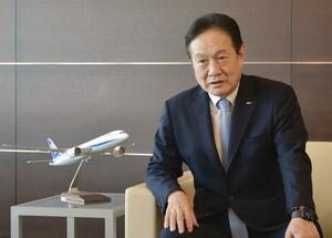 インタビューに応じる全日本空輸の井上慎一社長