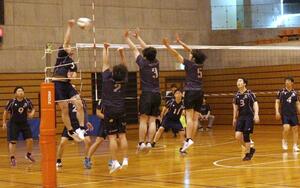 創立５０周年を迎えた市社会人バレーボール連盟の第１００回記念大会の決勝戦＝新潟市北区