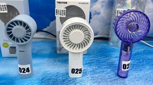 家電量販店の売り場に並ぶ携帯扇風機