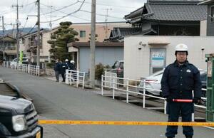 　１１０番通報があった広島県福山市の現場周辺を警戒する警察官＝４日午前１０時５３分