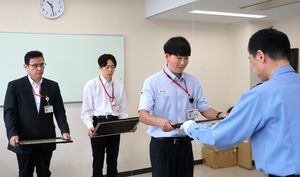 特殊詐欺を未然に防ぎ、感謝状を贈られた湯沢郵便局の局員たち=湯沢町湯沢