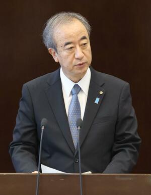 県議会で答弁する花角英世知事=19日