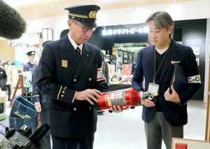 商業施設の防火体制を確認した市消防局の歳末特別査察＝ＪＲ新潟駅