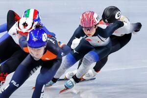 　女子１５００メートル順位決定戦　滑走する長森遥南（右から２人目）＝ミラノ（共同）