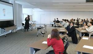 SNSによる効果的な情報発信について新発田市職員が学んだ研修会=新発田市中央町3