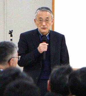 複合災害時の避難などについて講演する田中俊一さん=3月2日、柏崎市駅前2