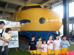 石川県白山市の市立高速鉄道ビジターセンターで展示が始まった「ドクターイエロー」のT3編成=20日午前