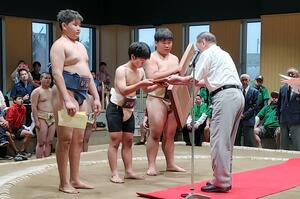 団体で優勝し、表彰を受ける新潟総合クラブのメンバー＝謙信公武道館