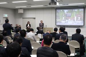 若手経営者らでつくる「NKpj胎内」が観光活性化策を提示した報告会=胎内市新和町