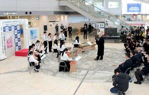 新潟空港で開かれたイベントで演奏する新潟市ジュニア邦楽合奏団=2024年12月27日、新潟市東区