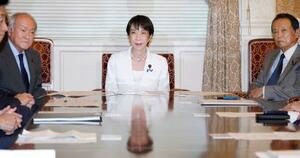 自民党役員会に臨む高市首相(中央)=8日午後、国会