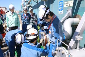東京電力柏崎刈羽原発で緊急時を想定した訓練を視察する原子力改革監視委員会のデール・クライン委員長(左奥)=19日、同原発