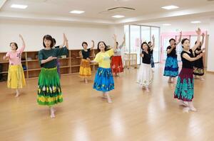 西区アートフェスティバルに向け、練習するフラダンスグループのメンバー=新潟市西区内野町