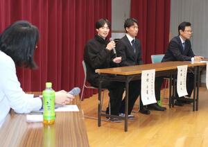 七尾市田鶴浜地区で被災した人らが当時の避難生活を語り合った防災講演会=糸魚川市