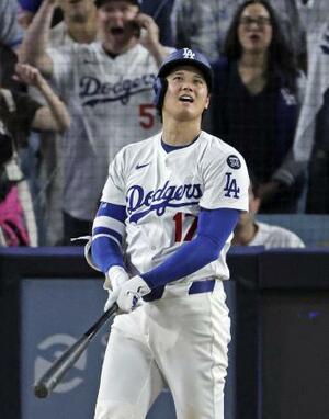 17日、ブルワーズ戦の7回、この試合3本目の本塁打を放ったドジャースの大谷=ロサンゼルス(共同)