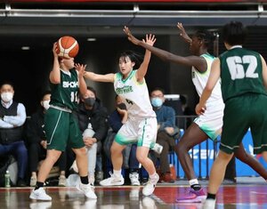 女子1回戦 新潟産大付-昌平 第4クオーター、ディフェンスする新潟産大付の田島加奈(中央)ら=東京体育館