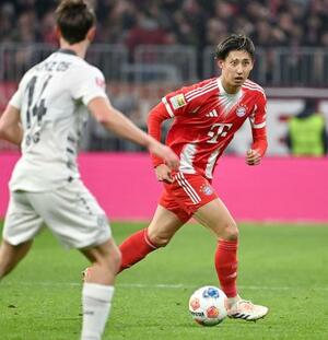 　マインツ戦でプレーするバイエルン・ミュンヘンの伊藤＝ミュンヘン（共同）