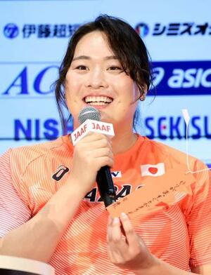 七夕の短冊を手に記者会見する世界陸上選手権東京大会代表の北口榛花=7日、東京都内(代表撮影)